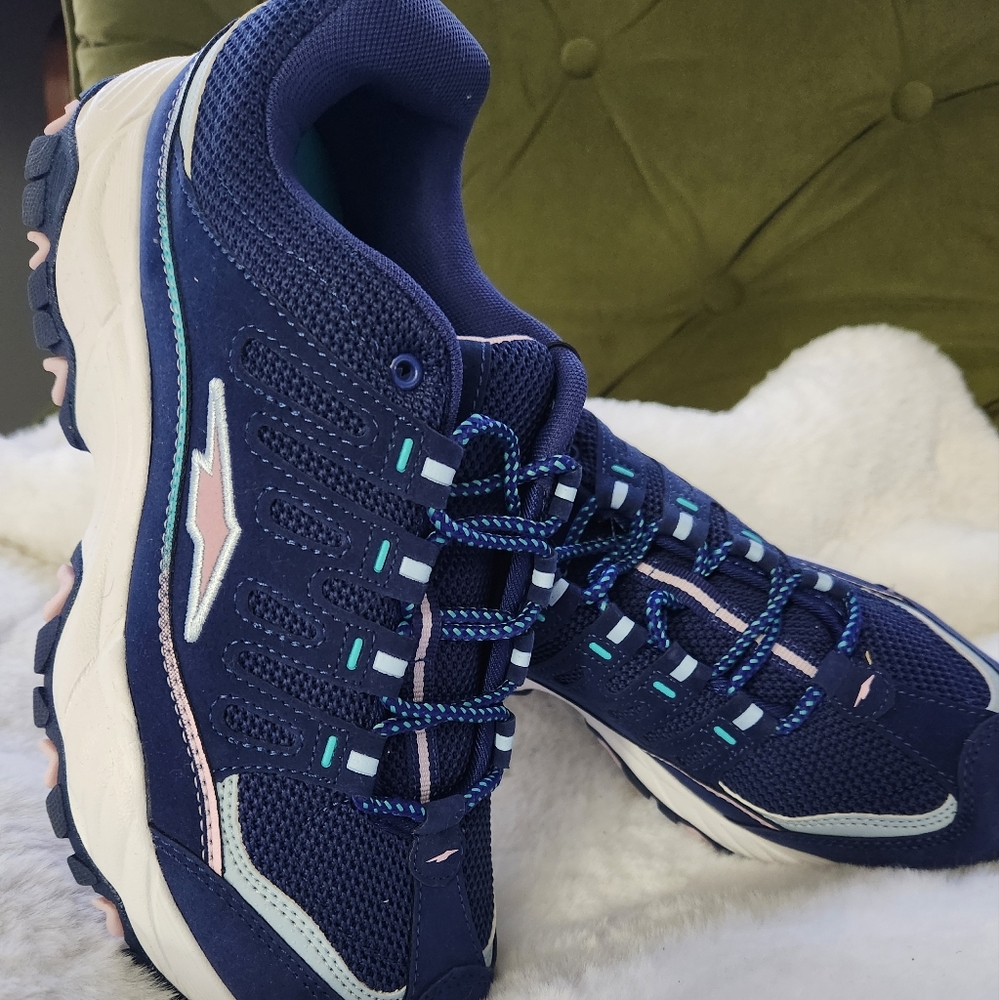 AVIA SNEAKERS